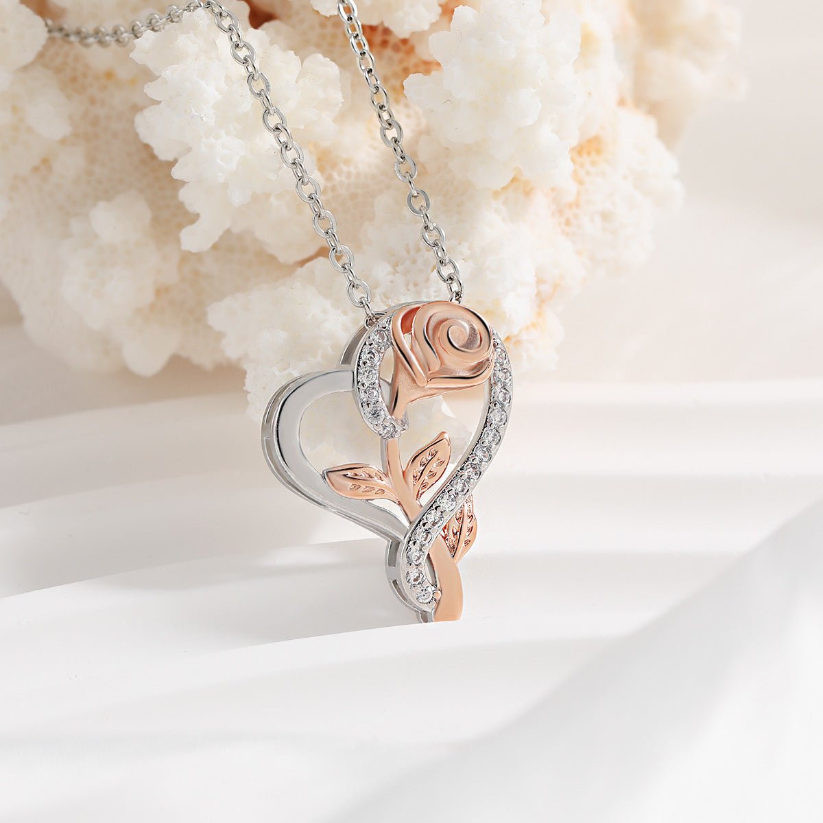 Heart - shaped rose necklace - LUVR