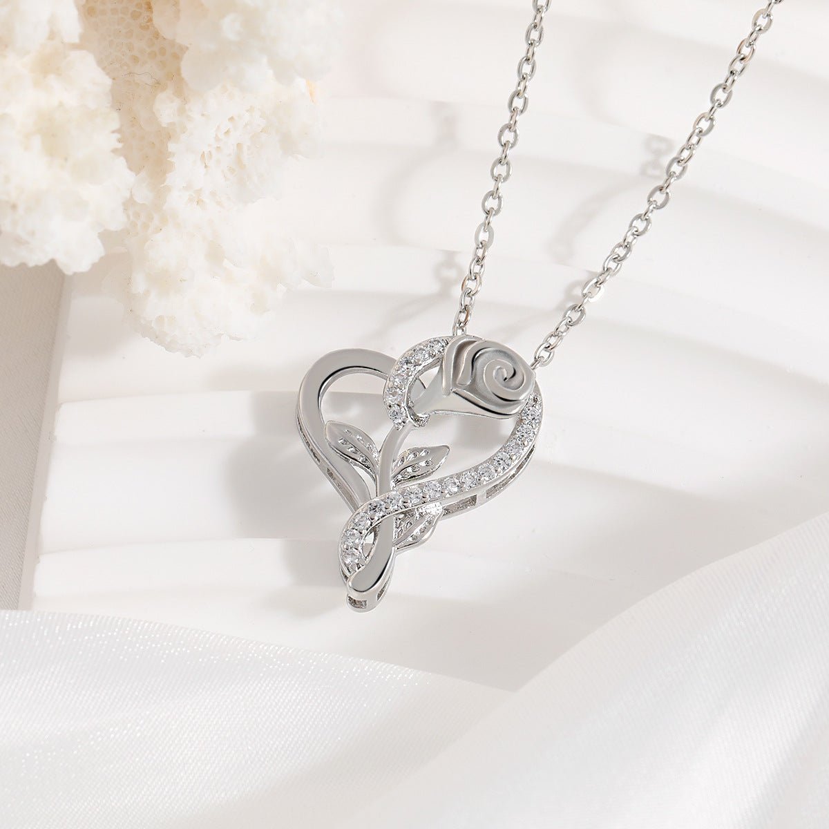 Heart - shaped rose necklace - LUVR